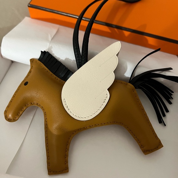 NEW in box. MM Size Hermes Rodeo Pegasus in Sesame/Noir/Nata - Picture 6 of 9
